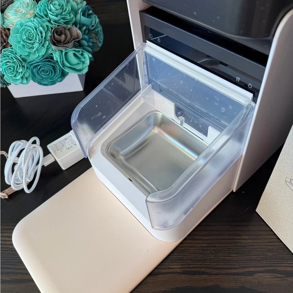 Automatic Cat Feeder - Black and White